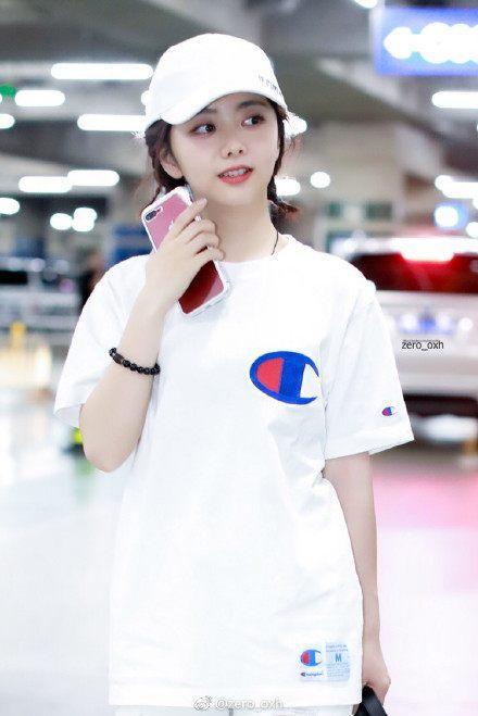 19岁杨超越和28岁谭松韵同穿“下身失踪”, 网友: 这差距可没9岁!