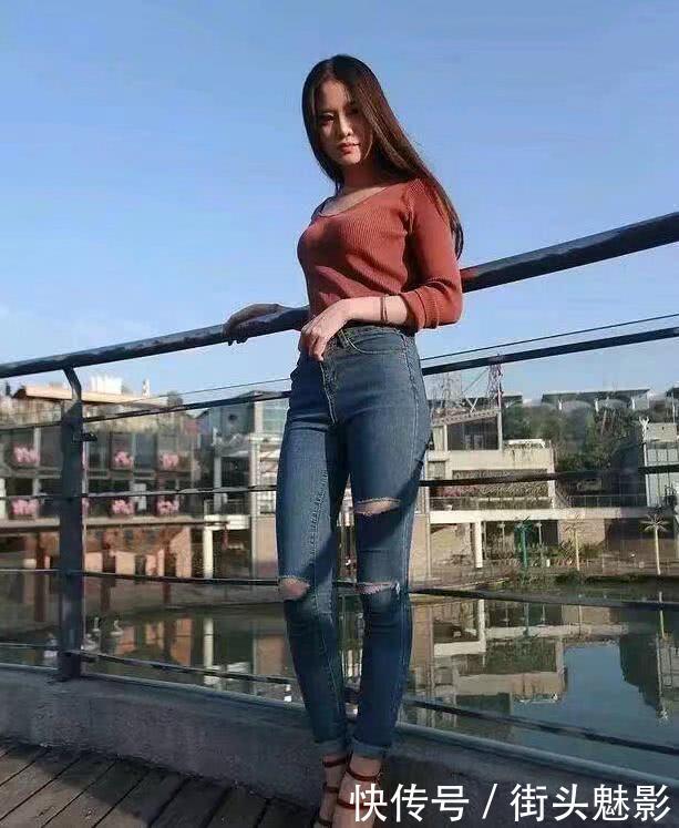 街拍:小热裤、大长腿相辅相成