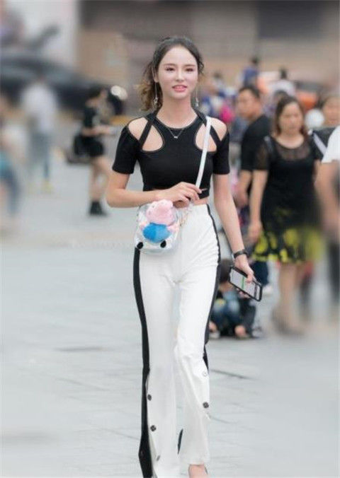 #魅力#街拍:身材苗条的小姐姐,长相清秀,很有魅力