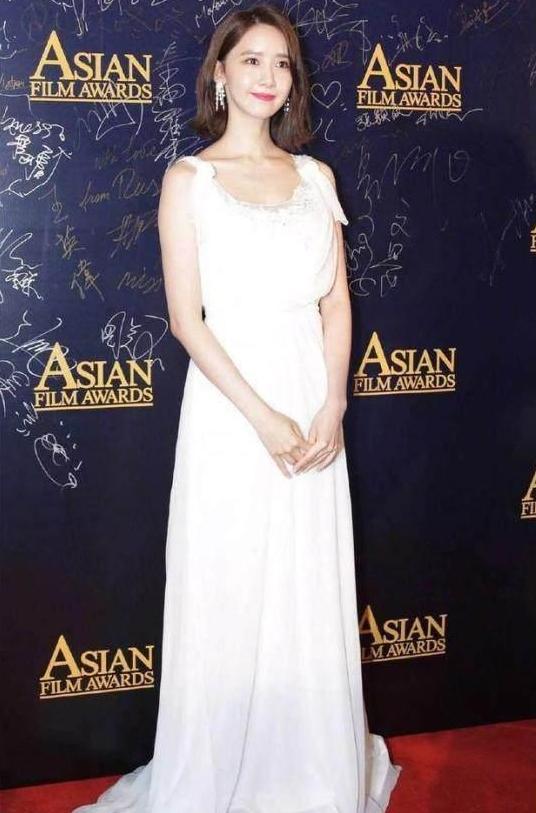 林允儿胆真肥! 穿一条蕾丝睡衣就走红毯? 网友: 韩星的时尚我不懂