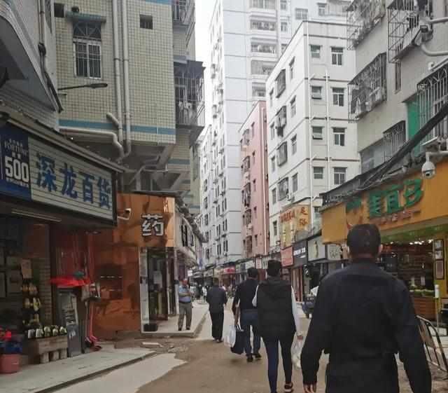  「房租」深圳岗厦村租客搬家，房东：安心租下去吧！今年不涨租了