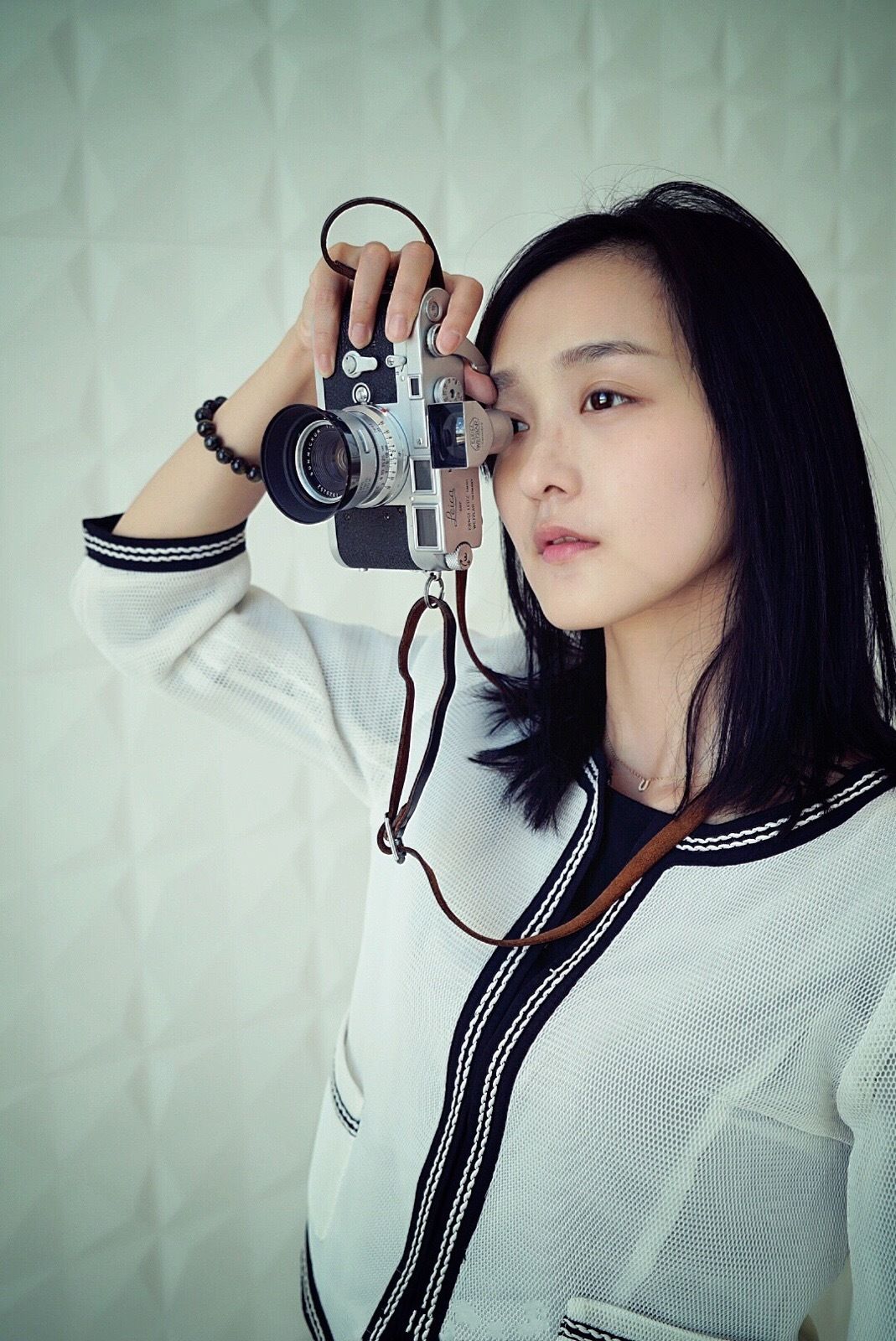 摄影达人，合格的演员，一个年轻有为的美女，网友:何泓姗!