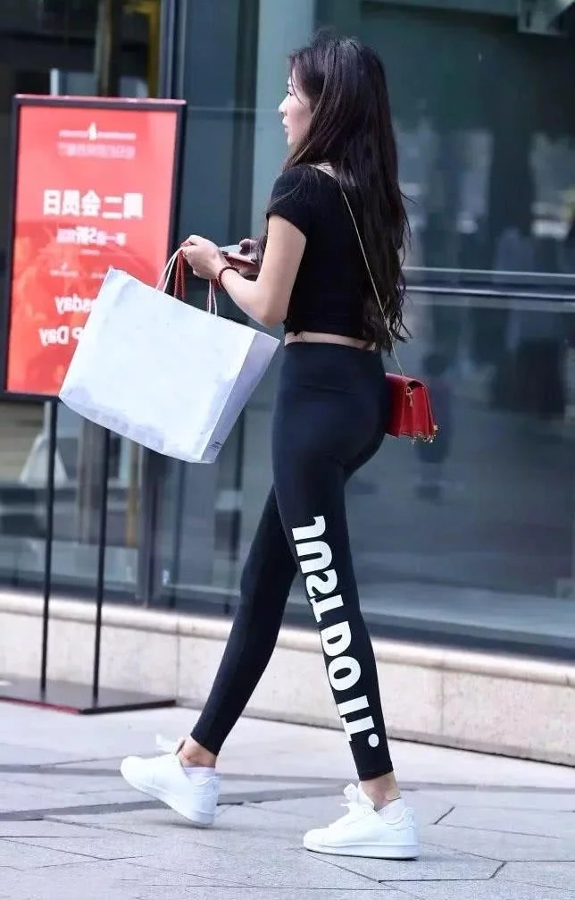 小姐姐紧身裤紧绷出纤细“筷子腿”，饱满臀线媚惑众生让人陶醉