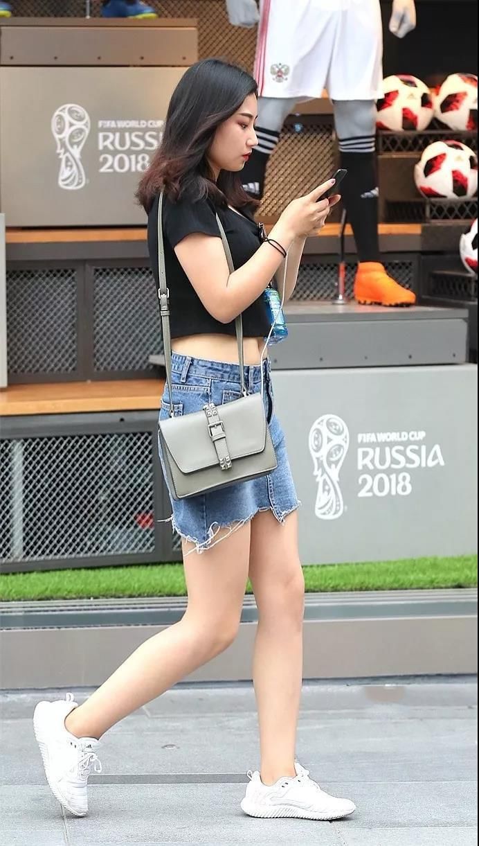 深圳街拍 长腿、小蛮腰的曲线 提现出美女的天生丽质和原始性感