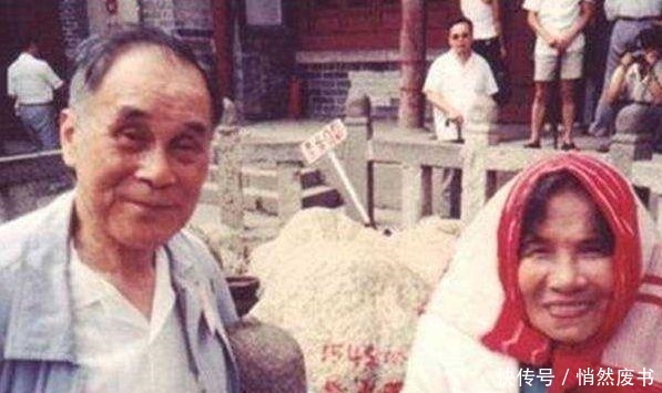 他临终捐给国家2000亿，李嘉诚亲自为他扶灵，如今儿子开出租为生