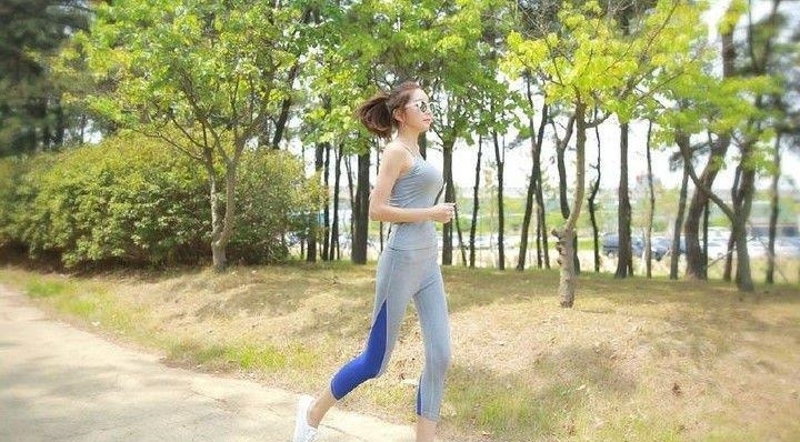  『气质』美女街拍：打扮时尚的小姐姐，显露出了性感的身材，还很有气质！