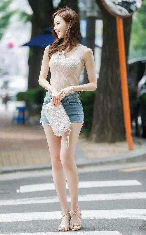街拍：穿着时尚性感长腿细腰的个性小姐姐，光鲜靓丽气质十足！