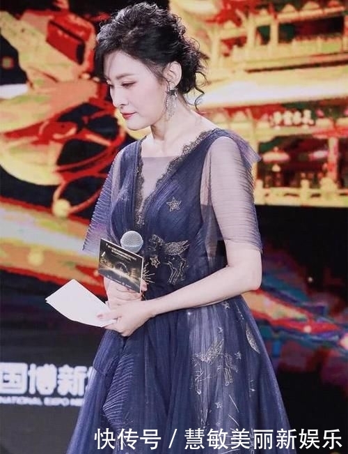  「足以」周涛不愧是昔日央视一姐，穿薄纱露背裙美得真惊艳，气质足以服人
