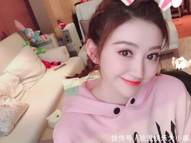 景甜张继科现身澳门游玩,穿情侣装十指相扣,网友:谣言不攻自破!