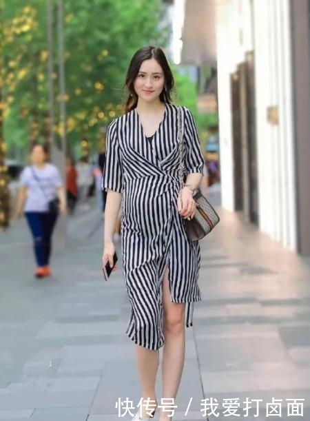 「粉色」街拍:绝色佳人的美女,一件粉色背心配牛仔裤,时尚魅力迷人气质