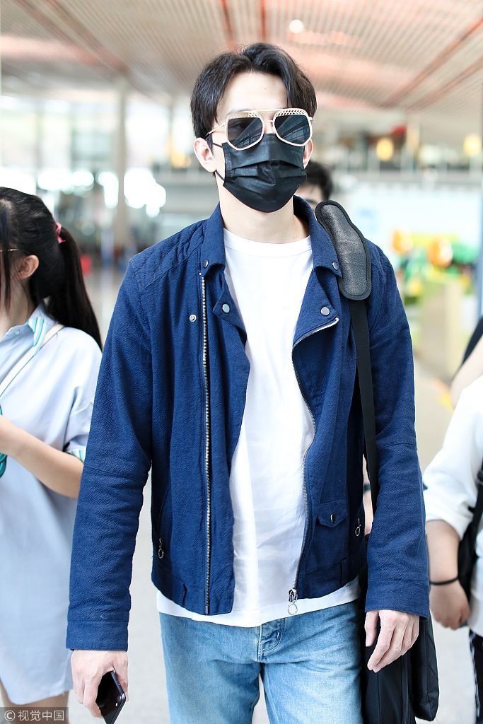 “进口小哥哥”迪玛希口罩墨镜全副武装派头十足 对迷妹竖大拇哥