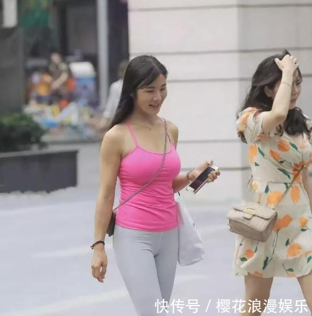 自信的姑娘就应该穿打底裤,凸显自己好身材的面料,无“裤”能及