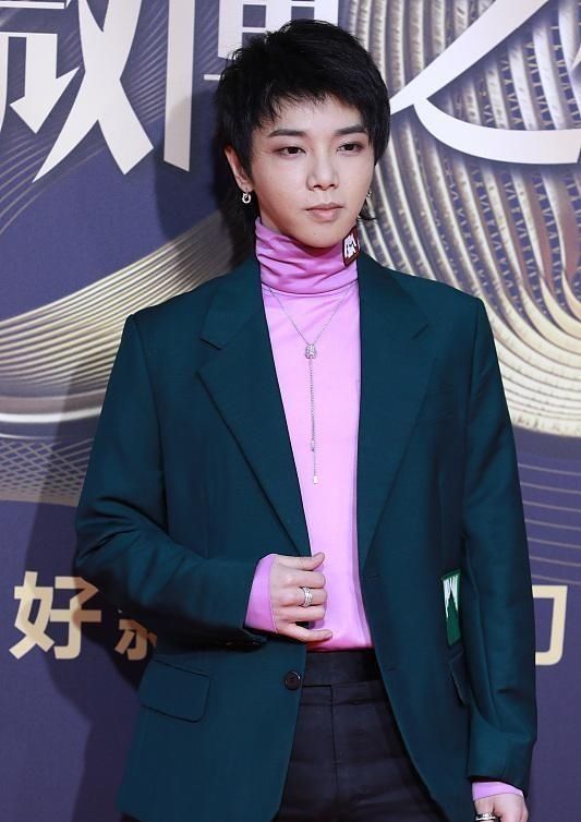  瞬间：难怪华晨宇忘不掉前女友，看到他和前任的合照，网友：瞬间明白了