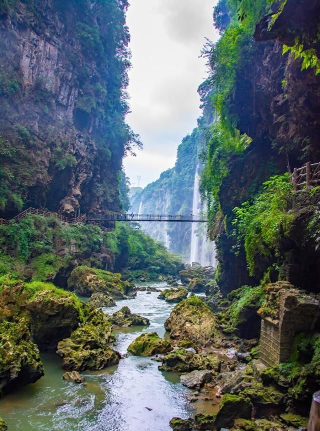 我国一处峡谷地缝,拥有上百处瀑布,非常壮观!