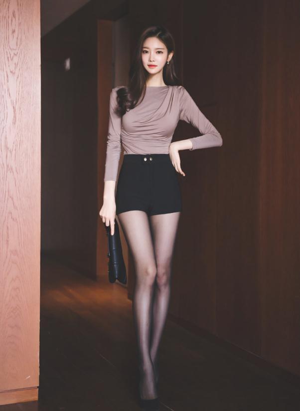 室内美女写真集：紧身上衣搭配黑色短裤，展示性感好身材，非常美