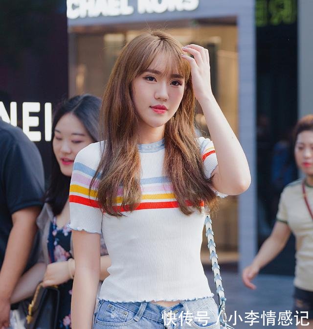 街拍香奈儿的透明靴子,是用来穿的,不是用来趟水的