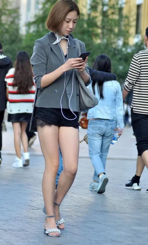 短发玲珑有致小姐姐，短裤蕾丝边展现美腿，惹男生们咽口水