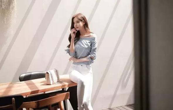 路人街拍,小姐姐真的是太苗条了,要多吃饭哦