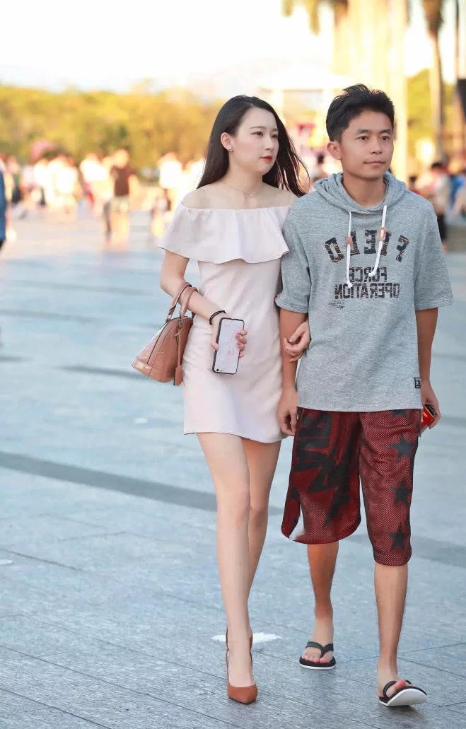 婴儿肥的小姐姐，身材却玲珑有致，居然给人一种小清新的感觉