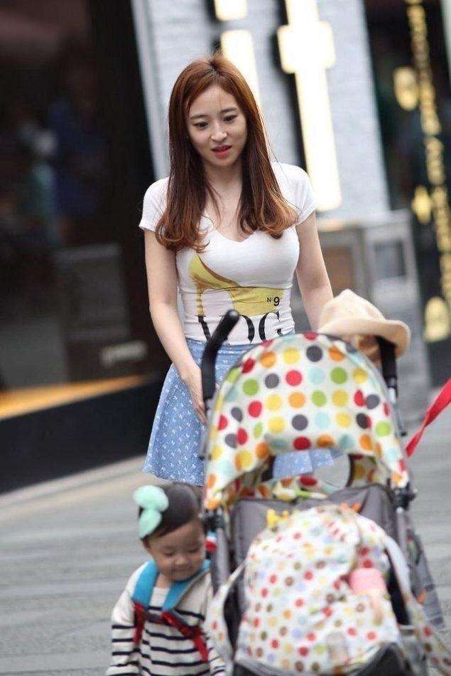 街拍辣妈: 素颜出街的辣妈美女, 丰韵十足, 连花季少女都要羡慕呢