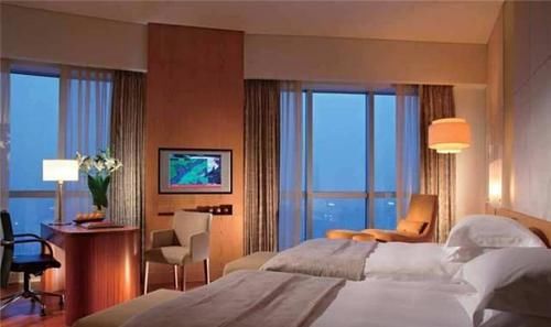 10万卢布相当于1万人民币, 在俄罗斯能做什么? 当地美女告诉你