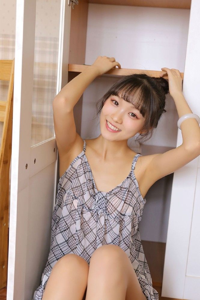 吊带美少女，香肩美腿甜美笑容写真图片