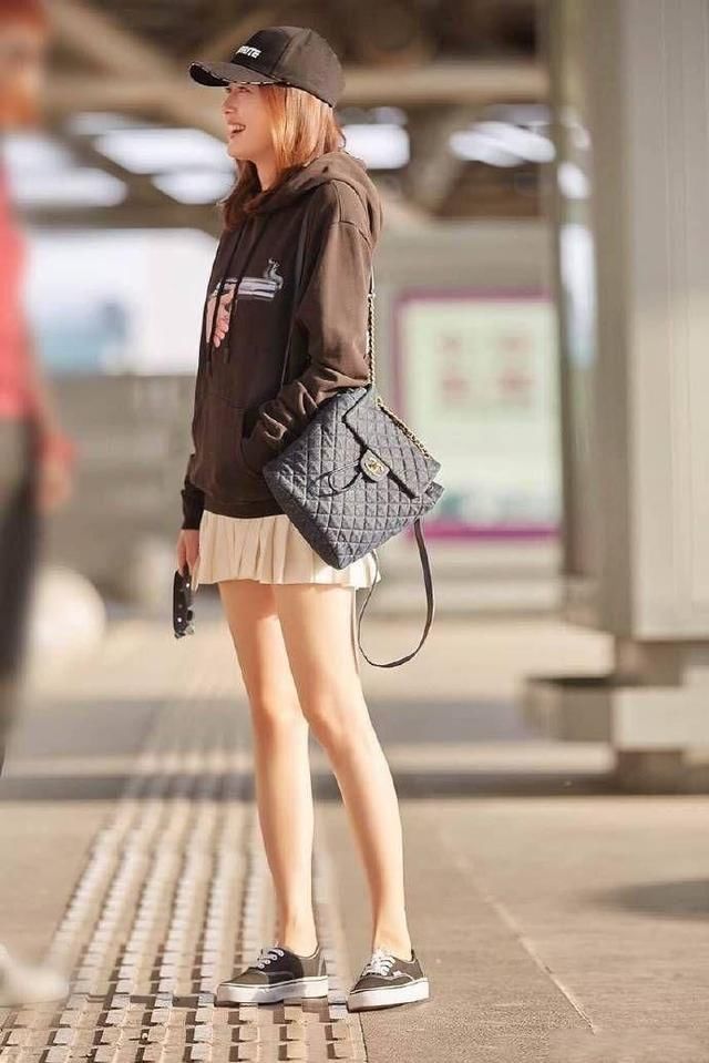 36岁秦岚又放狠招，穿牙签细高跟鞋行走街头，身材叹为观止