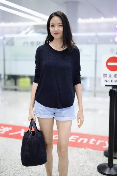 张梓琳把裤头提到腰围,满满都是长腿既视感,说她超过两米我都信!