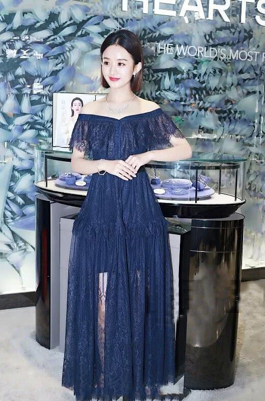 赵丽颖这礼服厉害了，裙子自带纹身效果，要往叛逆的方向走？