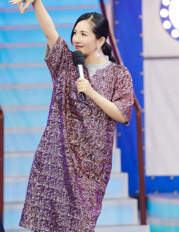 谢娜撞衫韩星朴信惠，却直接被甩了一条街，网友:大妈了还装嫩!