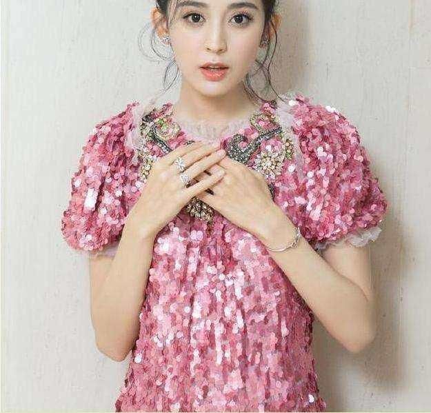 当迪丽热巴和古力娜扎穿亮片裙，网友：“艳俗”和“仙气”的差距