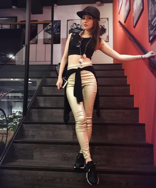 她曾是歌坛一姐,却被亲妈拉下水遭到雪藏,如今复出美得似精灵!