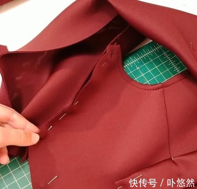  『添加』礼服这样设计才独具一格，原来是从胸前添加褶皱，更加立体有质感