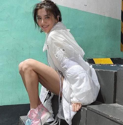  「吴千语」欲盖弥彰？吴千语晒美照戒指亮了，她特意澄清非婚戒却笑容灿烂！