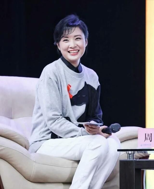 「衬衫」周涛把卫衣+衬衫带火了,搭配小白裤清爽时髦,早春照着穿准没错