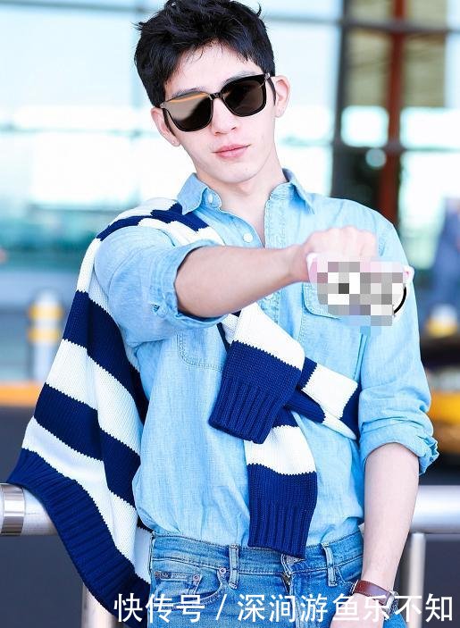 井柏然分手后的机场照，把毛衣系成“包袱”，这种时尚让人叹服！