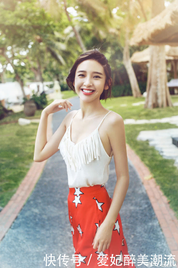 唐艺昕很惊艳了！绣花衬衫中间开叉到肚脐眼，网友：这身材我服了