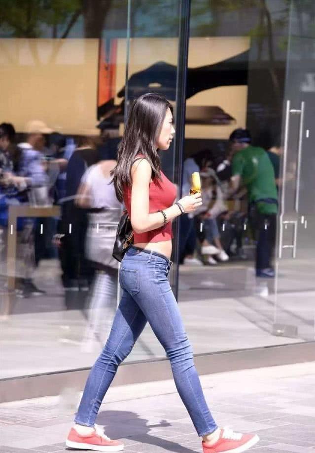 气质小姐姐修身T恤搭配紧身牛仔裤,时尚的穿搭,尽显成熟女人味