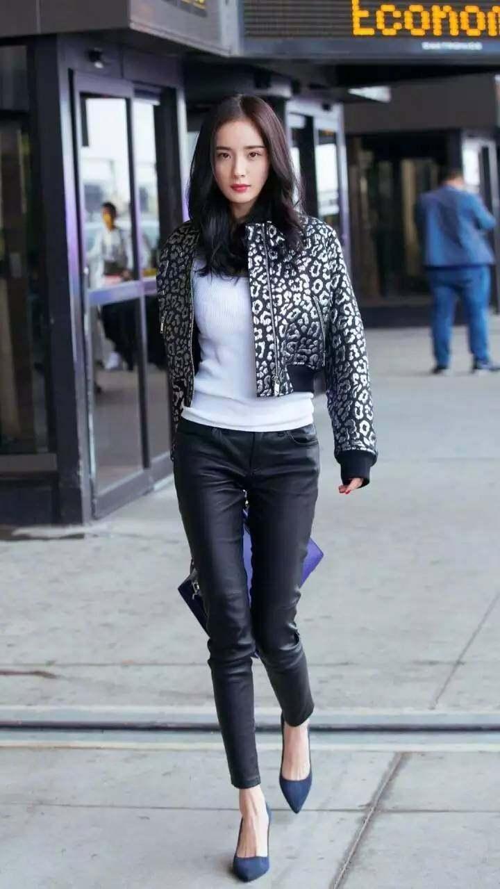 街拍：图1杨幂，皮衣皮裤很帅气！图2一看就是社会人