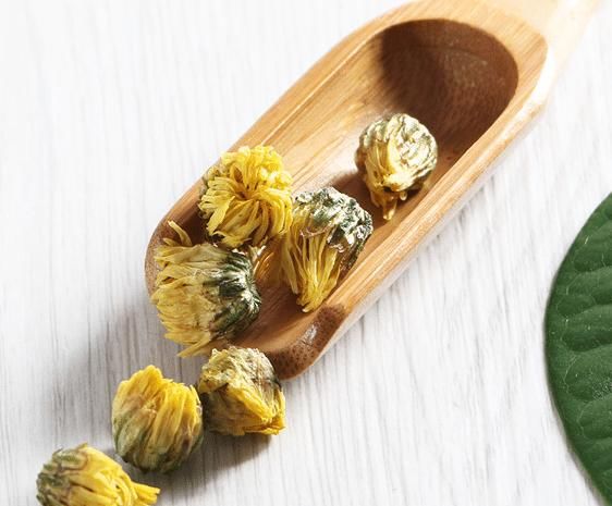  『记得』女人想要皮肤透亮，记得这样喝，菊花加一物炖煮喝，皮肤水嫩嫩！