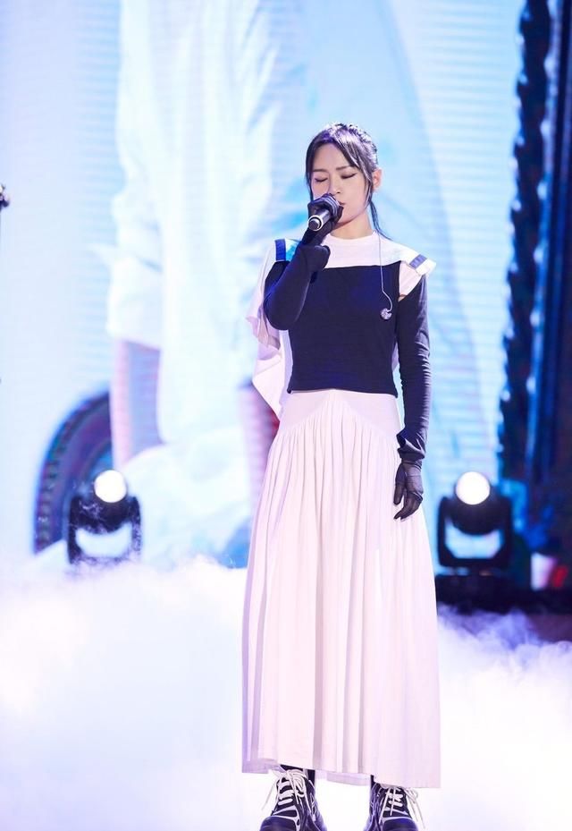 周笔畅对自己的身高真自信，长裙配运动鞋，网友：还不是有内增高