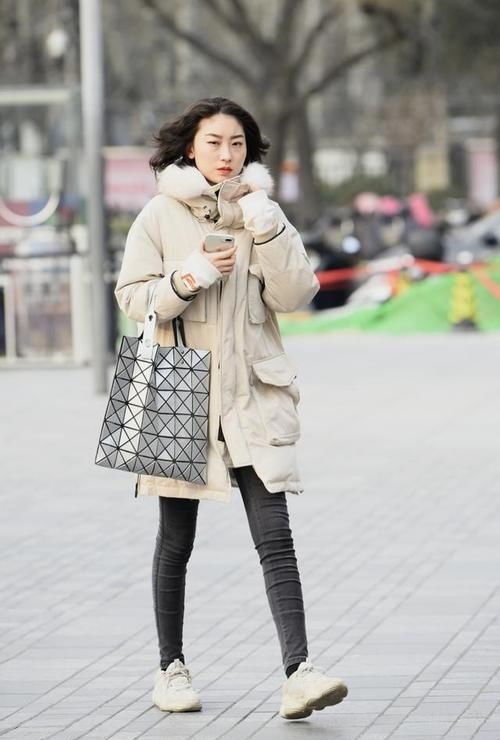  『小姐姐』路人街拍，小姐姐头戴墨镜发型微卷，整体给人感觉真有型