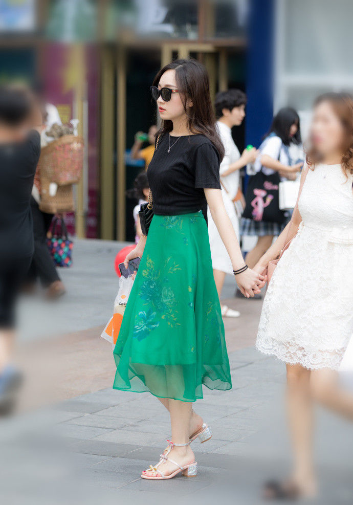 夏季街拍，天气太热拿包遮挡，小姐姐动作好美