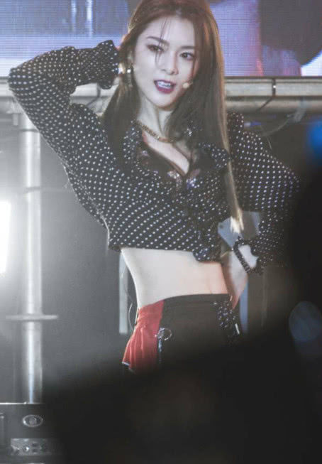 火箭少女傅菁与周洁琼同穿黑色露脐装，网友：小蛮腰水蛇腰的区别