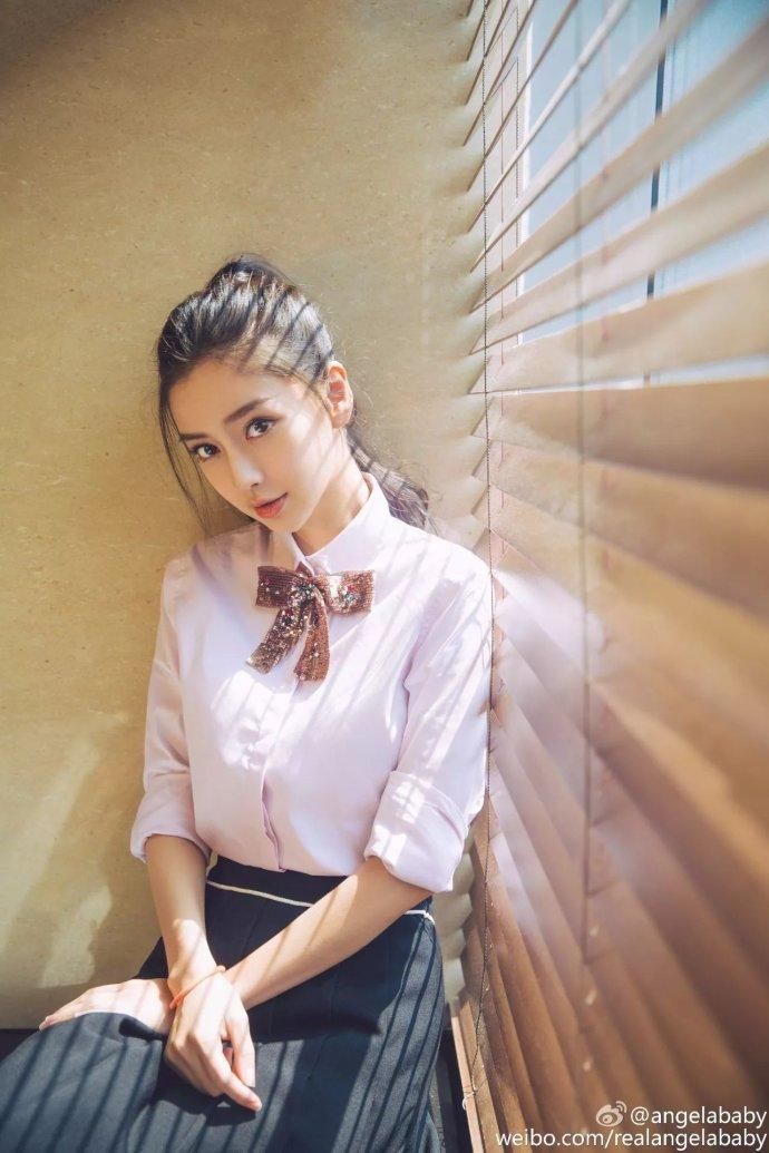 杨幂花式百搭，周冬雨思路清奇，穿白衬衫最好看的女星都有谁?