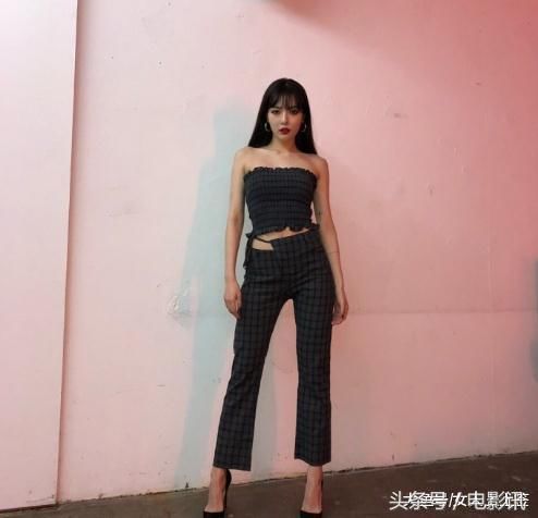 金泫雅脚踩15cm细针跟，裤腰缺个口小露“金三角”, 网友：真敢穿