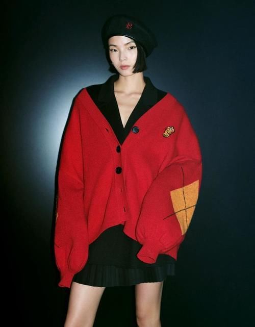  不失@国模雎晓雯太长脸了，时装周复古妆容搭透视连衣裙，优雅不失贵气