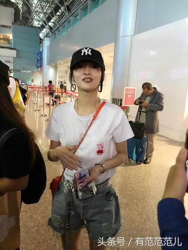 张韶涵瘦到hold不住短裤，系两圈腰带仍往下掉，网友:真有78斤?