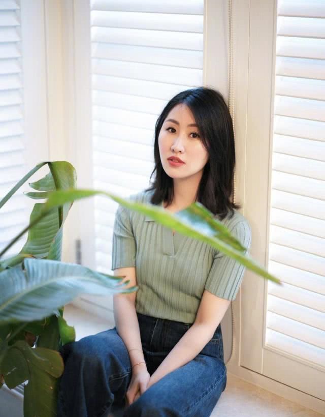  『简洁』黎贝卡穿衣服简洁大气，每件配搭都高雅有气场，不愧为是顶尖时尚达人