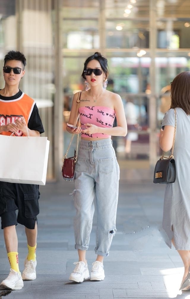  时尚搭配|路人街拍，小姐姐破洞牛仔裤搭配粉色的卫衣，非常的靓丽